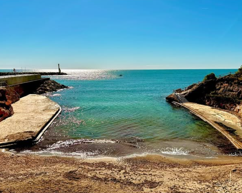 ametllademartur's tweet photo. Bon dia! Hi ha racons, com la Caleta de Pepo, que semblen fets per aturar el temps.
Petites cales, aigües transparents i el so suau de la mar arribant fins a la sorra… així és l’essència de l’#AmetlladeMar.

📸@losa_begue

#TerresdelEbre #CatalunyaExperience https://t.co/MNSAFCC6ak