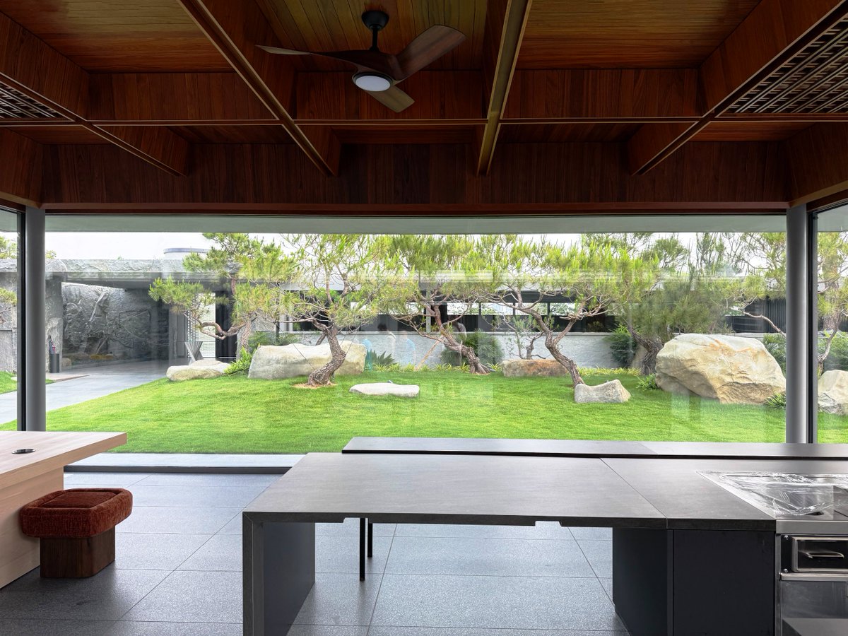 odaychina2025's tweet photo. Ultra-narrow panoramic sliding door case: 8000×2600mm ultra-large span, frameless views, strong wind-load &amp; acoustic sealing for luxury homes. 
🌐 https://t.co/RVAvJ94efo
📩 odaychina2025@gmail.com

#zhichubuildingtech  #ultranarrowframe #slidingdoor #systemwindows https://t.co/21ATdW9fbt