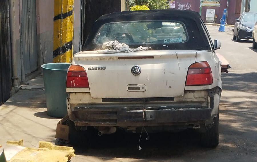 Jefe_100's tweet photo. @UCS_GCDMX Buenas tardes, se encuentra este carro Volkswagen Cabrio color blanco sin placas, solo engomado MVM 5626, lo dejaron abandonado en la calle Cesium Lt. 7 Mz B en la colonia Paraje san Juan cerro, CP 09858 en la @Alc_Iztapalapa el vehículo ya tiene robo de sus partes https://t.co/6jC7YE2n40
