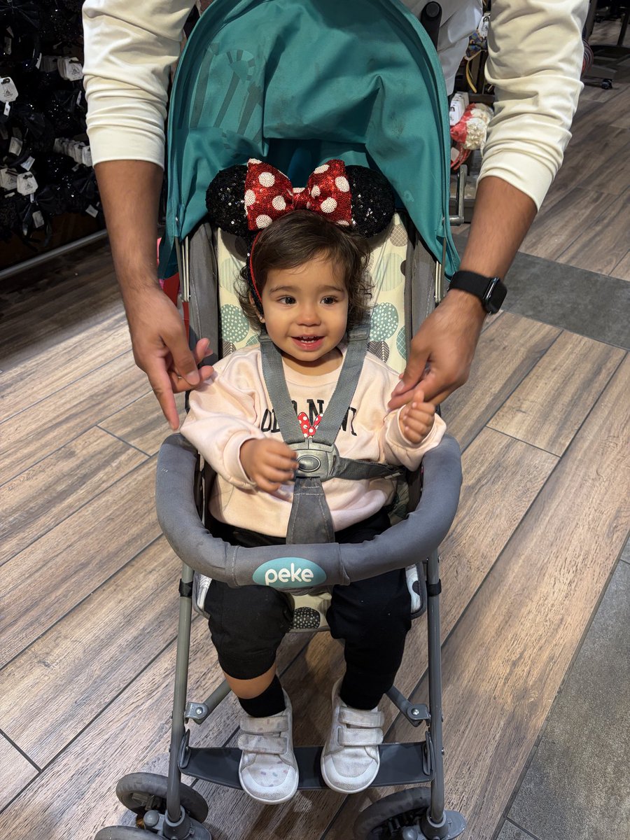 magabrielagon's tweet photo. Siempre quise que mis hijos entiendan un poco esa magia /obsesión que tiene Disney, ya lo cumplí con mi esposo y ahora verla a mi piojo súper feliz me mata 🤍🥹. https://t.co/2DkjPsUgxQ