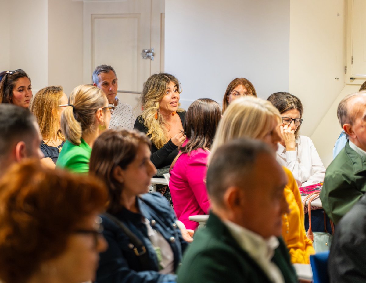 Alberto_AvilaG's tweet photo. 🤩🏛️Aún emocionado por la acogida de la primera parte de “LOS SECRETOS DE PALACIO” esta semana en la Universidad Internacional Menéndez Pelayo.

Gracias @UIMP, a las personas de distintas edades, profesiones y también militantes de todos los partidos políticos de #Tenerife que acudieron y luego me mensajearon. Me encantó. 

Sala a reventar y un coloquio apasionante sobre framing, triangulación y relato político. Demostrado que SÍ, se puede hablar de política.

Creo que la segunda parte va a tener que llegar pronto ❤️

#conferencia #LosSecretosDePalacio #compol