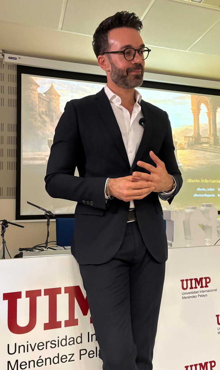 Alberto_AvilaG's tweet photo. 🤩🏛️Aún emocionado por la acogida de la primera parte de “LOS SECRETOS DE PALACIO” esta semana en la Universidad Internacional Menéndez Pelayo.

Gracias @UIMP, a las personas de distintas edades, profesiones y también militantes de todos los partidos políticos de #Tenerife que acudieron y luego me mensajearon. Me encantó. 

Sala a reventar y un coloquio apasionante sobre framing, triangulación y relato político. Demostrado que SÍ, se puede hablar de política.

Creo que la segunda parte va a tener que llegar pronto ❤️

#conferencia #LosSecretosDePalacio #compol
