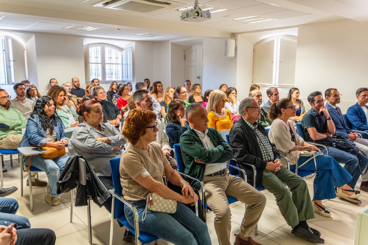 Alberto_AvilaG's tweet photo. 🤩🏛️Aún emocionado por la acogida de la primera parte de “LOS SECRETOS DE PALACIO” esta semana en la Universidad Internacional Menéndez Pelayo.

Gracias @UIMP, a las personas de distintas edades, profesiones y también militantes de todos los partidos políticos de #Tenerife que acudieron y luego me mensajearon. Me encantó. 

Sala a reventar y un coloquio apasionante sobre framing, triangulación y relato político. Demostrado que SÍ, se puede hablar de política.

Creo que la segunda parte va a tener que llegar pronto ❤️

#conferencia #LosSecretosDePalacio #compol