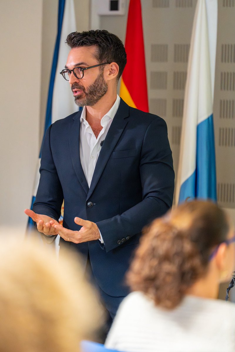 Alberto_AvilaG's tweet photo. 🤩🏛️Aún emocionado por la acogida de la primera parte de “LOS SECRETOS DE PALACIO” esta semana en la Universidad Internacional Menéndez Pelayo.

Gracias @UIMP, a las personas de distintas edades, profesiones y también militantes de todos los partidos políticos de #Tenerife que acudieron y luego me mensajearon. Me encantó. 

Sala a reventar y un coloquio apasionante sobre framing, triangulación y relato político. Demostrado que SÍ, se puede hablar de política.

Creo que la segunda parte va a tener que llegar pronto ❤️

#conferencia #LosSecretosDePalacio #compol