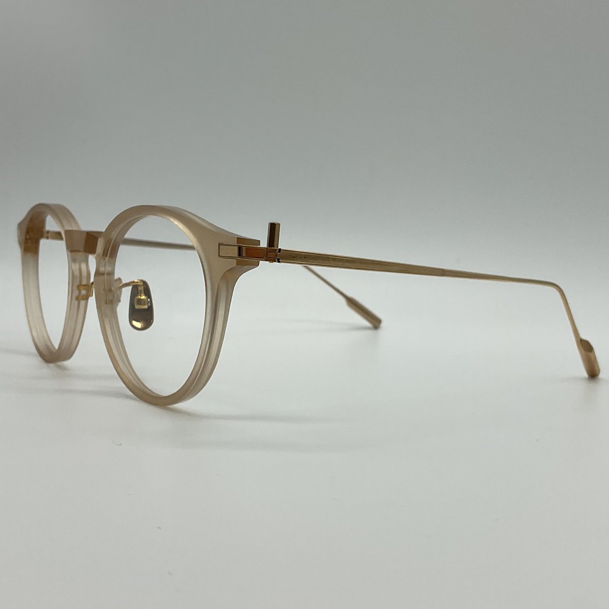glasses21067's tweet photo. 商品案内　PINE
モデル　1048

少しクリア生地で肌なじみの良い逸品。
テンプルの部分は軽く、さっぱりとした印象を与えること間違いなし
#メガネ #日本製メガネ #眼鏡 #madeinjapan #PINE #NOVA #JapaneseEyewear #Sabae #JAPAN #GlitterglassesGLOW #eyewearfashion #opticalstyle #sunglasses https://t.co/YBEpN3oL9s
