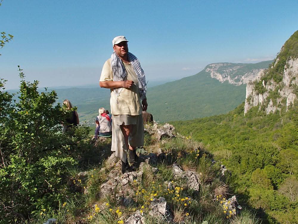 ZoriyFine's tweet photo. Фейсбук напомнил: 2013. Последний крымский поход:

"Уверен, что это восхождение на Орлиный залет через страшный лес без троп и роями комаров, когда 30 км вверх для бешеной собаки - не подъем, а мои изодранные шорты - яркий пример борьбы за выживание." https://t.co/YaS8Kcf3tP