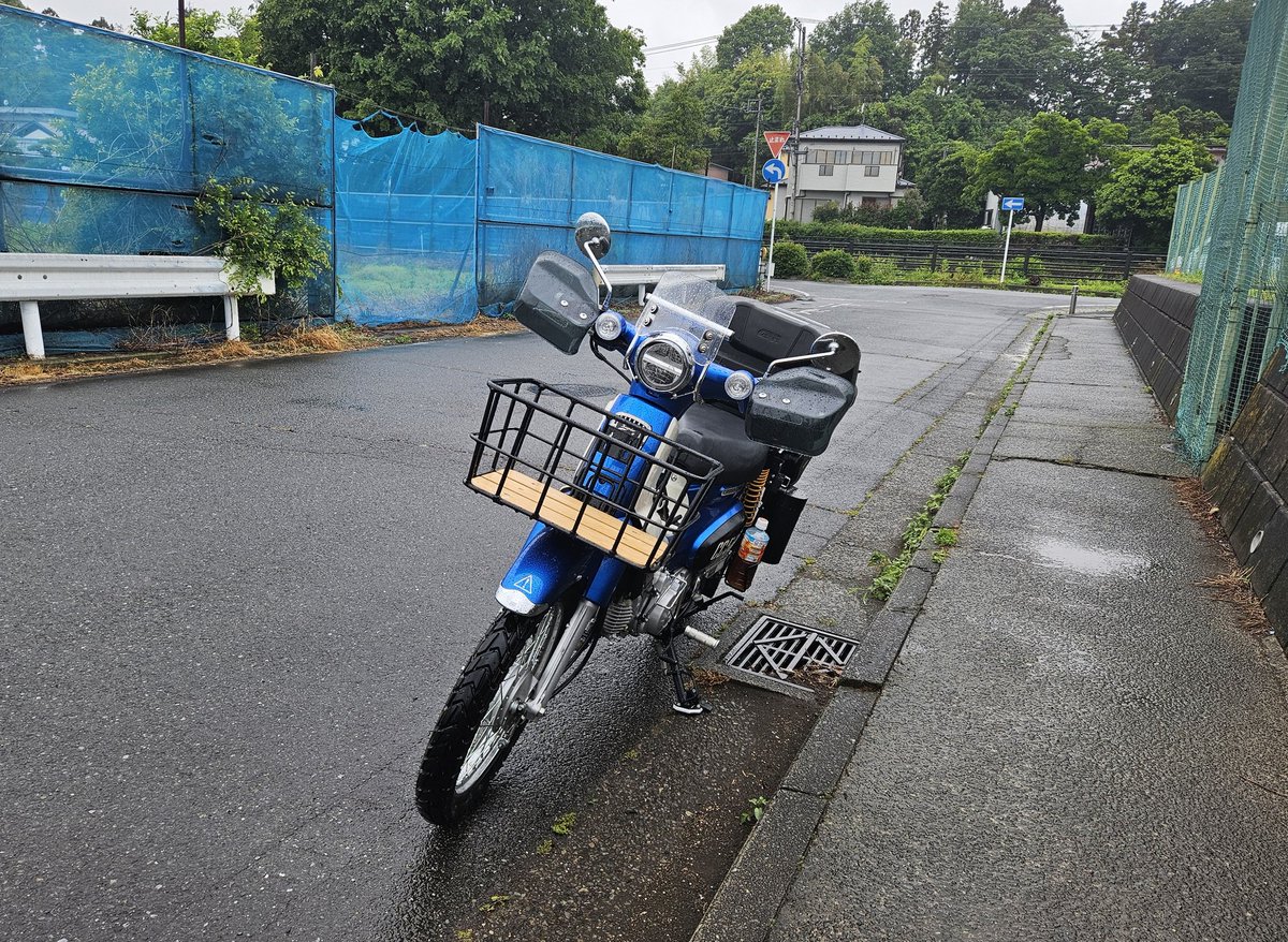 Suzukintama810's tweet photo. 買い物から帰ります
たまには雨の中走るのも気持ちいいですね
#スーパーカブ
#AA09 https://t.co/xLsCl84oHw