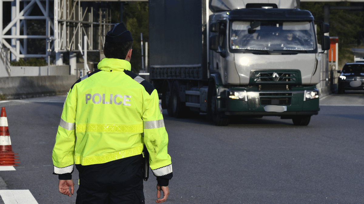 PoliceNat83's tweet photo. 🚨 A50 – #Contrôlepéage de #Bandol mené par la #Policeauxfrontières83, l’#OLTIM et la #CRSAutoroutièreMarseilleProvence.

🎯 Lutte contre l’immigration irrégulière et le travail dissimulé.

✔️ 6 interpellations
✔️ 2 procédures pour infraction à la législation des étrangers https://t.co/rIGA3I3XqT