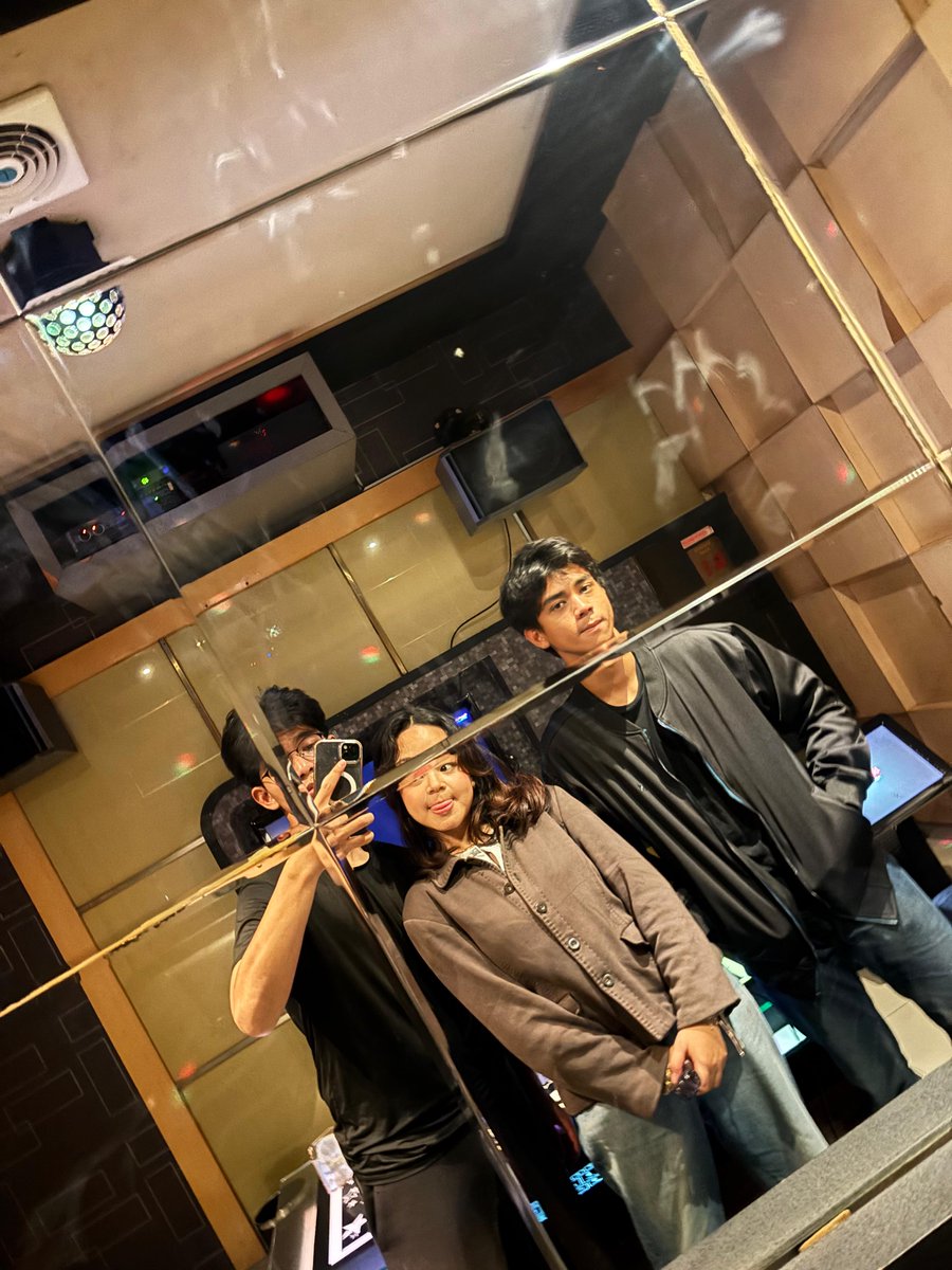 44summers's tweet photo. trio blm genap seminggu https://t.co/SjRE1FZrfn