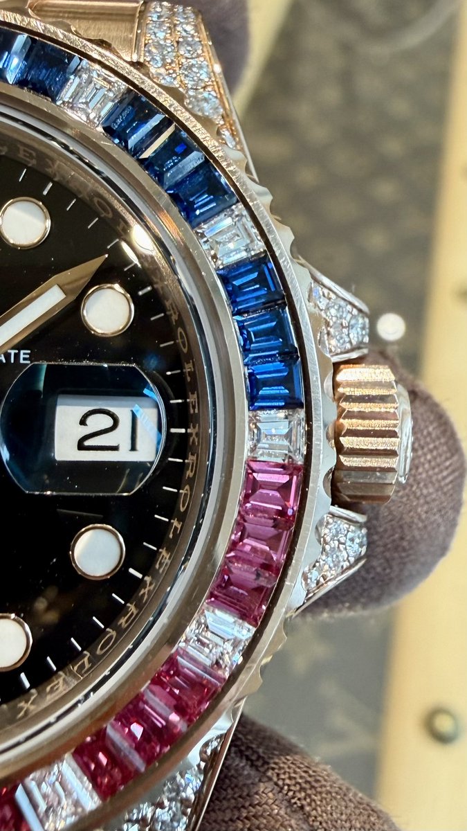 _Glint_'s tweet photo. ROLEX
GMT-MASTER II
Ref.126755SARU

昼夜の2トーンベゼルをブルーサファイアとルビーで表現。アイコンである“ペプシ”の意匠を最高級の宝石で再解釈した、まさに手首に纏う芸術品です💎

#ROLEX
#GMTMASTER
#ロレックス
#126755SARU
#GMTマスター https://t.co/mWajMgboWM