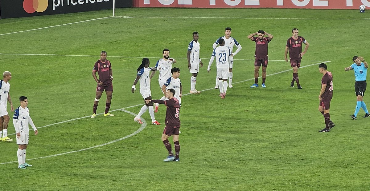 Geyrobert's tweet photo. Défenseur central de la sélection nationale de football, Ricardo Adé (Liga Deportiva Universitaria de Quito), lors du match contre le Club Atlético Lanús de BuenosAires, comptant pour la 5ᵉ journée de la phase de groupes de la CONMEBOL Libertadores, au stade Rodrigo Paz Delgado https://t.co/3Y3CZFuH7e