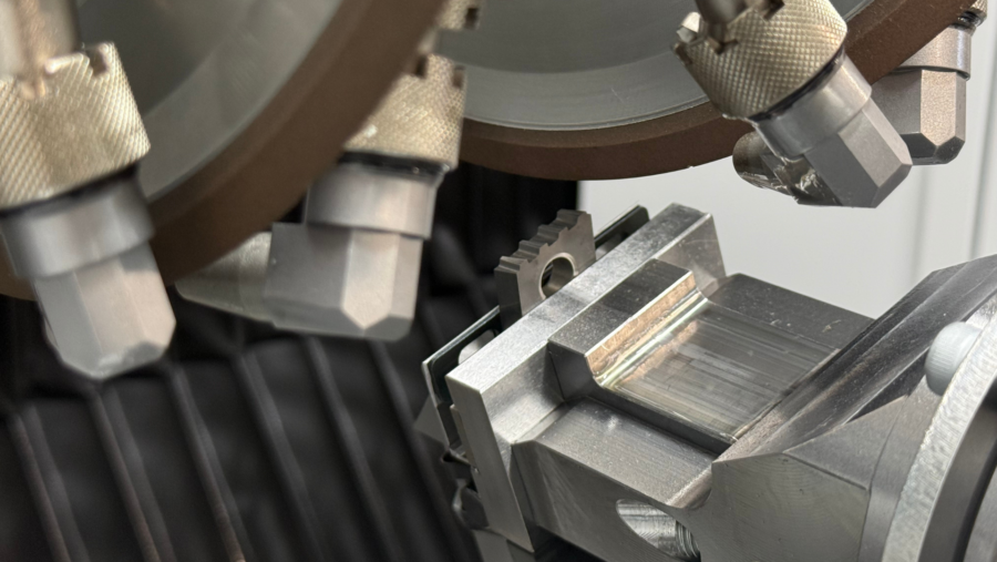EYDOTechnology's tweet photo. GrindingHub 3/5: Perfiles Sirius NGS de SCHNEEBERGER: Insertos indexables de primera clase: Insertos para roscado y herramientas para ranurado de rodamientos de bolas
La rectificadora CNC Sirius NGS es reconocida por la producción de microherramientas e insertos indexables. https://t.co/yOds6b4DcU
