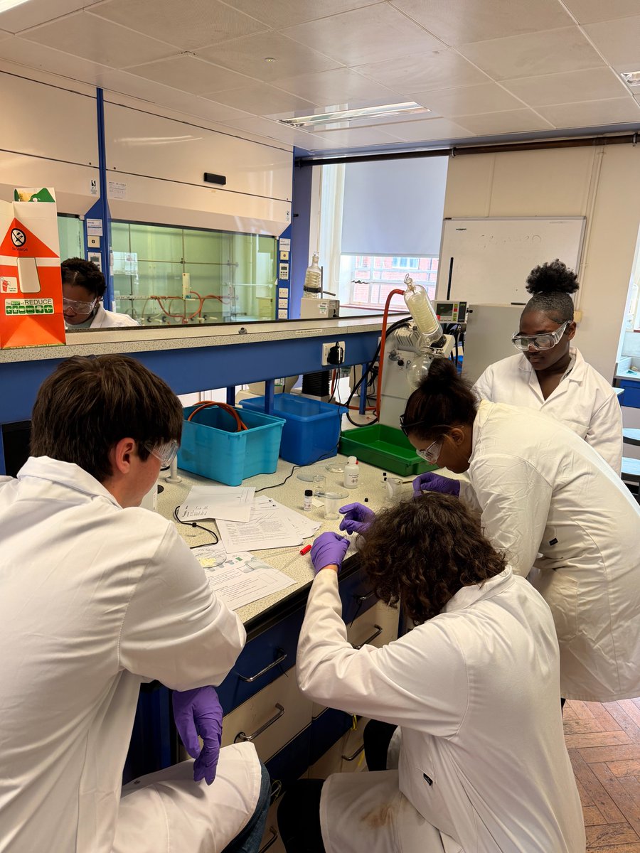 Roundhay6thForm's tweet photo. A fantastic day at University of Leeds for our A level Chemistry students synthesising and analysing Asprin today @UniversityLeeds #Cheistry #Sixthform https://t.co/GJRmI3XtLV