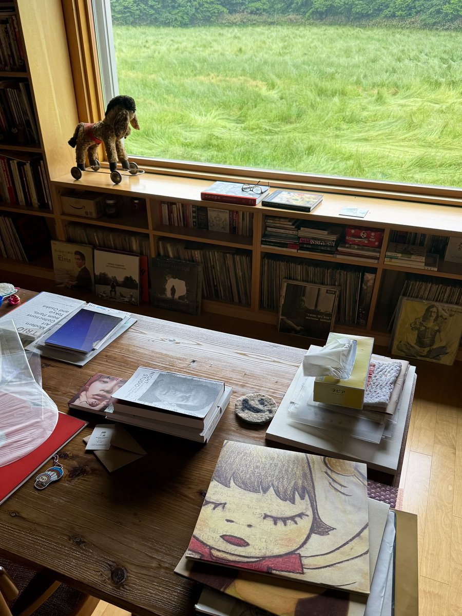 michinara3's tweet photo. 雨が降ると刈り取り前の牧草地がこんなふうになる。曲と曲の合間、そのスッと息を吸うような短い時の合間、トタン屋根を優しく叩く雨粒の音が取り残されたように聞こえ来る。
ある程度表現が出来るようになったなら、今までの感性を保つことと更に感度を上げること。それは技術を高めることよりも重要（自分の場合は）