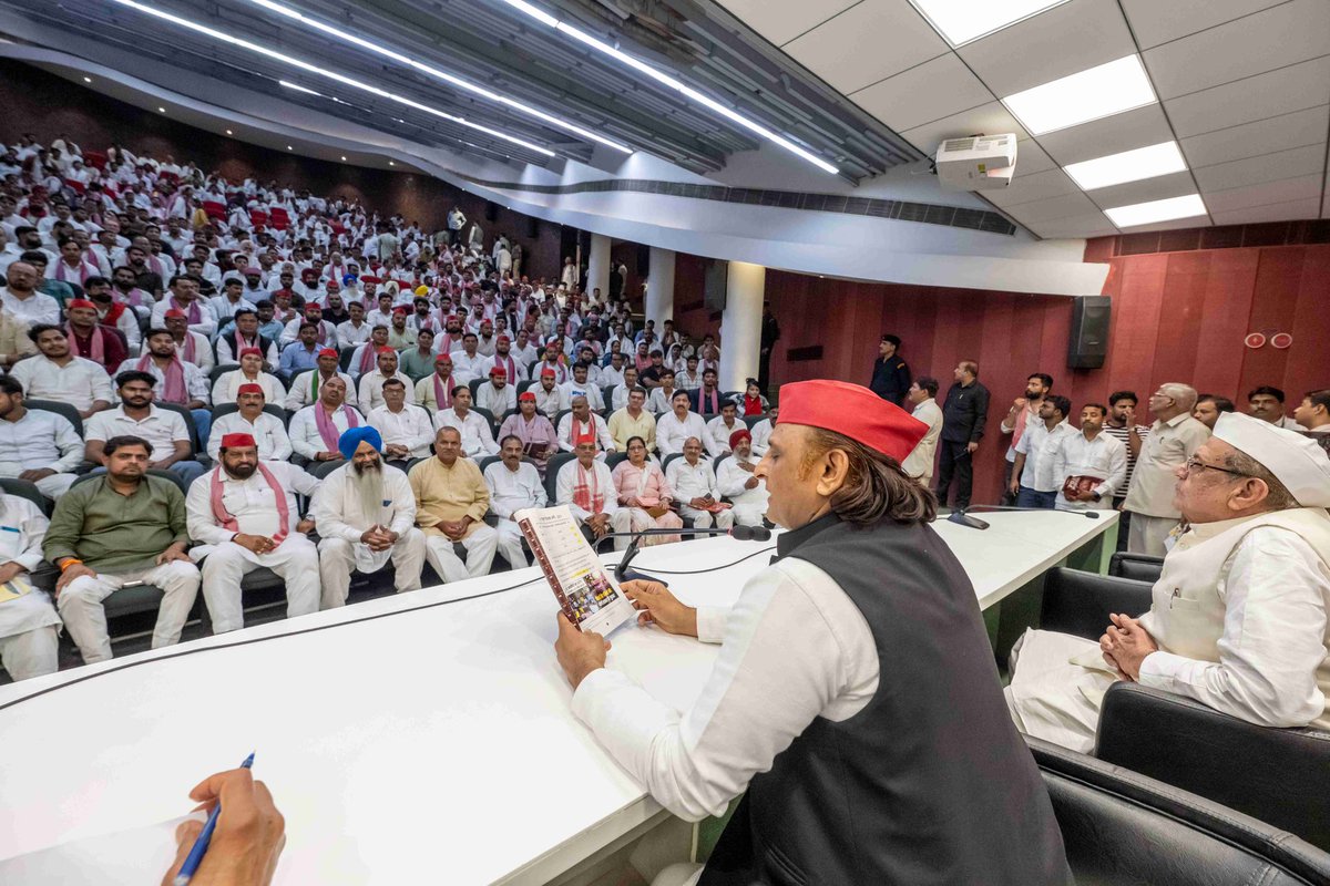 ritusm35's tweet photo. कल समाजवादी पार्टी के प्रदेश कार्यालय, लखनऊ में वर्ष 2027 के चुनाव को लेकर एक महत्वपूर्ण बैठक माननीय अखिलेश यादव जी द्वारा आयोजित की गई।
बैठक में समाजवादी पार्टी के सभी जिलों के महानगर अध्यक्षों एवं जिलाध्यक्षों को महत्वपूर्ण दिशा-निर्देश दिए गए https://t.co/Li7UQSw5h5