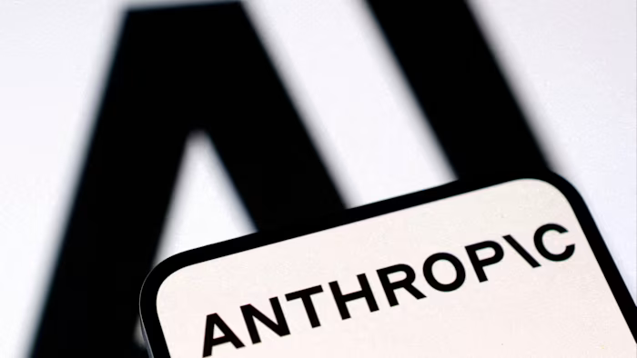 MoneyRadar_FR's tweet photo. ANTHROPIC DEVIENT LE PREMIER TITAN DE L'IA RENTABLE ?

Selon le Wall Street Journal, le chiffre d'affaires d'Anthropic va bondir à 10,9 milliards de dollars au T2 2026, contre 4,8 milliards au trimestre précédent.

Le chiffre qui change TOUT : +130 % de croissance en 3 mois, dégageant un bénéfice d'exploitation de 559 millions de dollars.

On attendait la rentabilité pour 2027/2028, elle arrive avec deux ans d'avance.

Les modèles Claude (Claude Code, Opus 4,7, etc) sont en train de cannibaliser le marché des entreprises.

L'introduction en bourse (IPO) d'Anthropic va faire de l'ombre à celle d'Open AI.

Anthropic vient d’annoncer en parallèle qu’ils étendent leur partenariat en calcul avec SpaceX-AI, les giga-serveur Colossus et Colossus II seront mis à disposition d'Anthropic pour 1,25 milliard par mois.

C'est ~15 milliards de dollars/an, à l'aube de l'IPO de Space X et d'Anthropic, ce genre de deal pèse fort et fait du bruit, la bulle est TRÈS loin d'éclater…