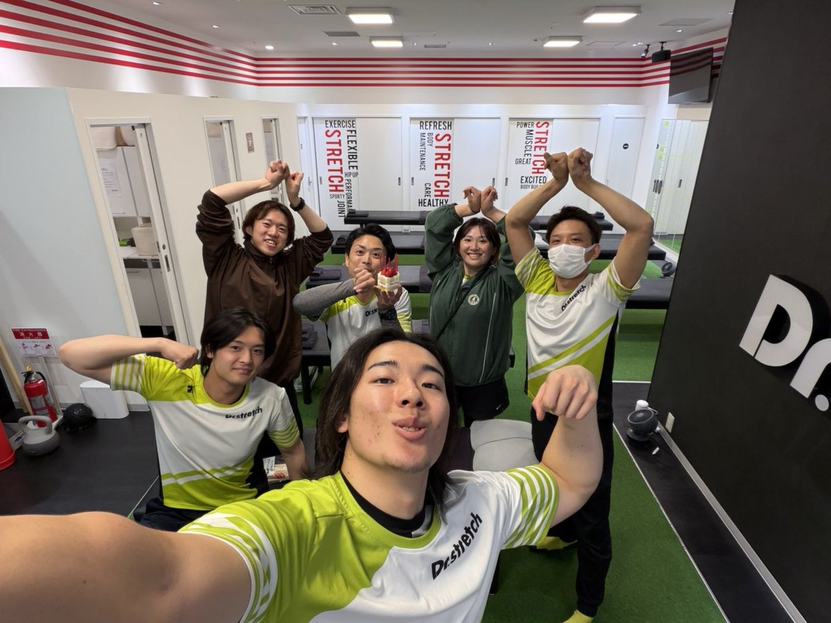 Dcst230004's tweet photo. 5/20をもちまして、33歳になりました😌
沢山の方々に、自身の誕生をお祝いしてもらえる環境に心からの感謝と喜びを感じます✨

ただのおじさんとして"老い"ていくのではなく、人として"熟成"していく1年にしていきます🫡🔥

今後とも鈴木を宜しくお願いいたします🙇‍♀️

#Dr.stretch
#日本橋髙島屋S.C.店 https://t.co/NGFUMW4xUD