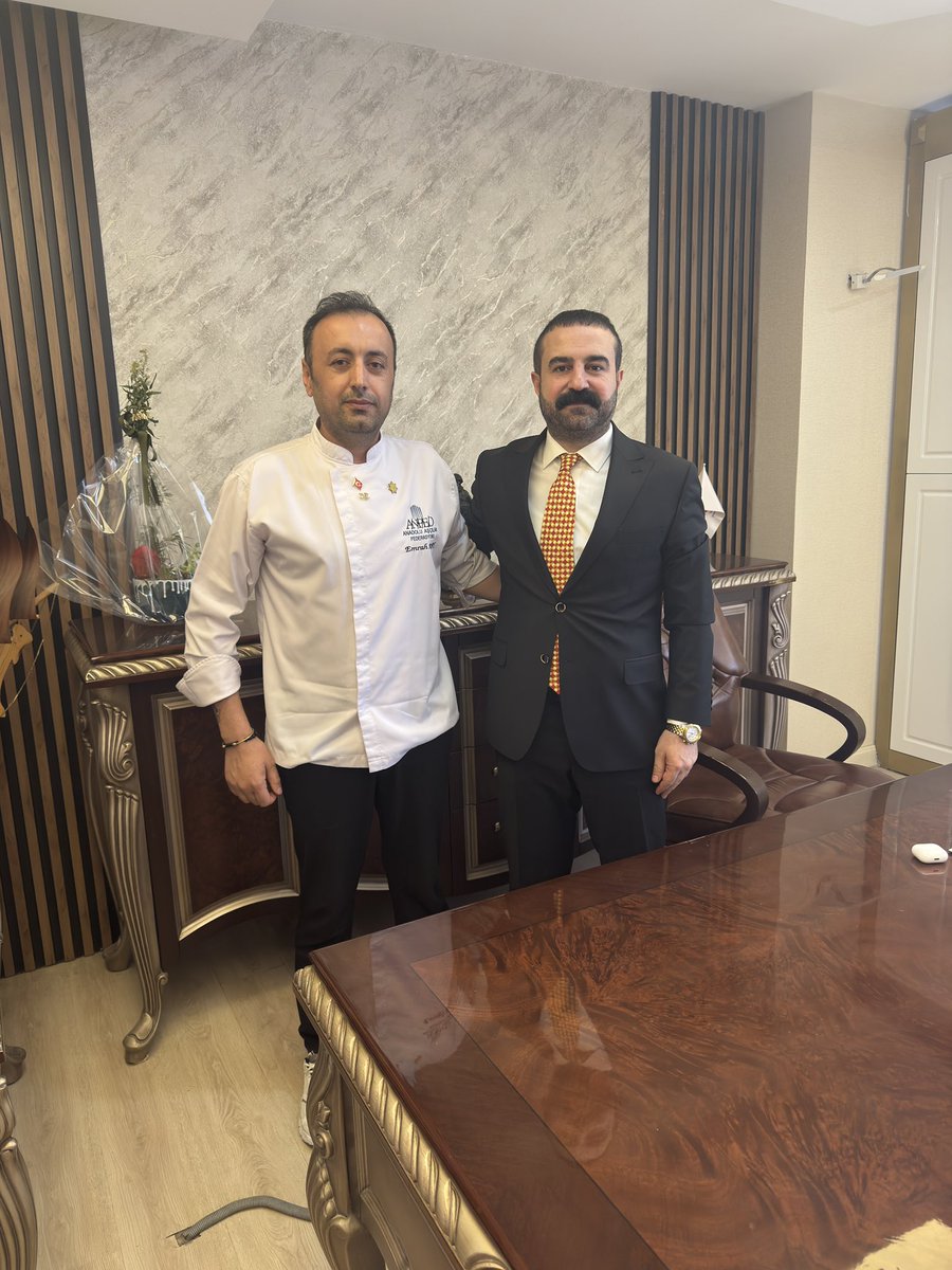 EmrahRay10's tweet photo. Nazik ev sahipliği ve samimi misafirperverliğinden dolayı şehrimizin kıymetli isimlerinden Sayın Hasan İzol’a teşekkürlerimi sunuyorum.

Şehrimize değer katacak yatırımların ve gastronomi alanındaki katkıların güçlü bir geleceğe vesile olacağına inanıyorum.
@hasan_izoll https://t.co/aLWBl4iYKG