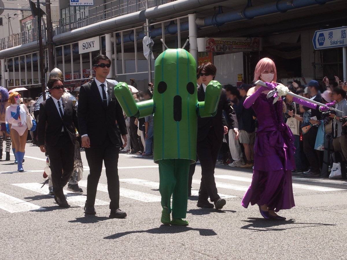 Valley_Hunter_'s tweet photo. 長身のレイヤーさんがぞろぞろと出てきてカッコイー！・・・。あ、原作が原作ですね。ん？でもサボテンダーはもっと小さいか。

#ストフェス２０２６ 
#日本橋ストリートフェスタ https://t.co/S7ii0G5xCr