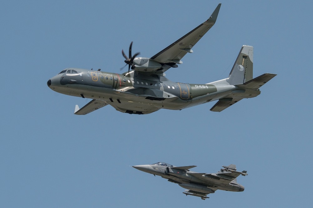 FlyingRevue's tweet photo. Vystoupení vzdušných sil AČR 🇨🇿 na Aviatické pouti 30. a 31. května v Hradci Králové

Více čtěte zde: https://t.co/XVlxL70G1I https://t.co/t4XZc3ggic