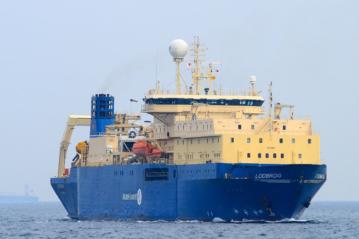 doll128atis's tweet photo. Alcatel Lucent「LODBROG」

1985年3月 東ドイツ・VEB Mathias-Thesen-Werft Wismar

仏・Alcatel Lucentのケーブル敷設船（撮影当時）
元はRORO船でしたが、2001年にポーランドのRemontowaでケーブル敷設船に改造されましたが
RORO船時代の面影はほぼ無しです💦

2011年5月 横浜 https://t.co/IMOYNeRjf6