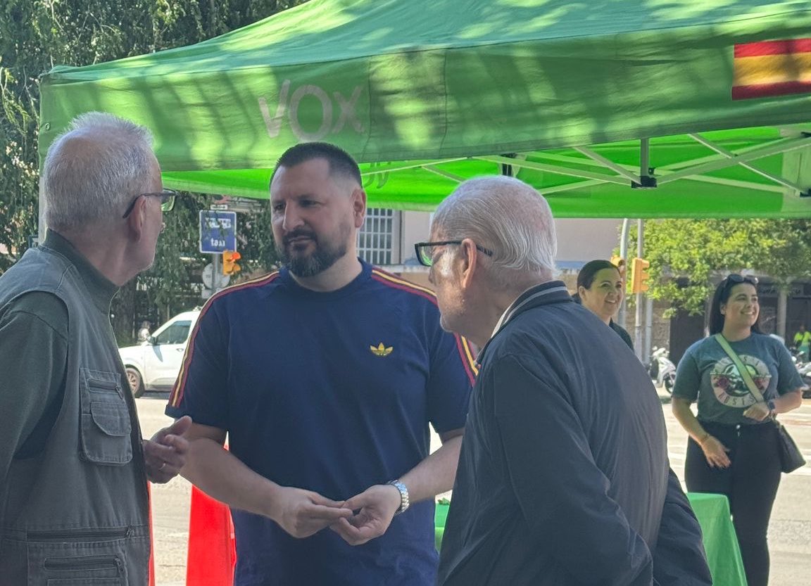Vox_Sants's tweet photo. Esta mañana en Zona Franca apoyando a los vecinos tras los últimos episodios de inseguridad vividos en el barrio.

Seguimos trabajando a pie de calle porque para VOX #tuseguridadesnuestraprioridad https://t.co/BK3Yieivul