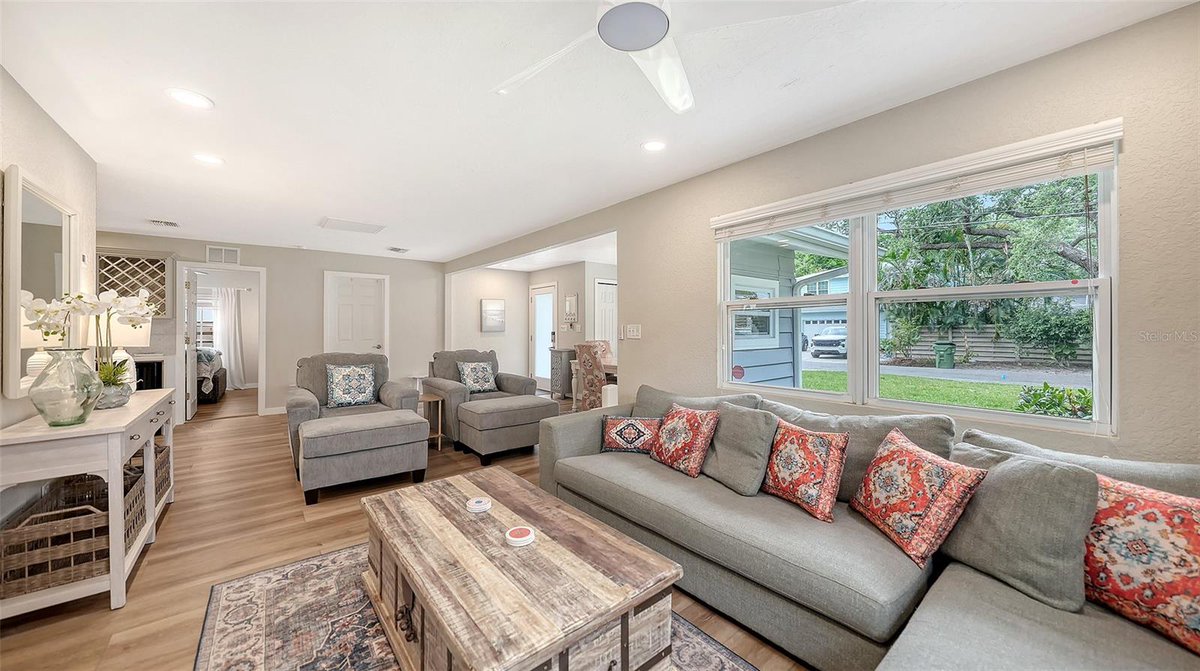 jennetteprop's tweet photo. Welcome to Bay View Heights! This 2 bedroom, 2 bath home is available for off-season rental (June - November). Located in the highly sought-after west of Trail, enjoy the laid-back Florida lifestyle. $5000 per month. Contact bridget@jennetteproperties.com. https://t.co/MU67ZMNoSy https://t.co/wLavmeSXzo