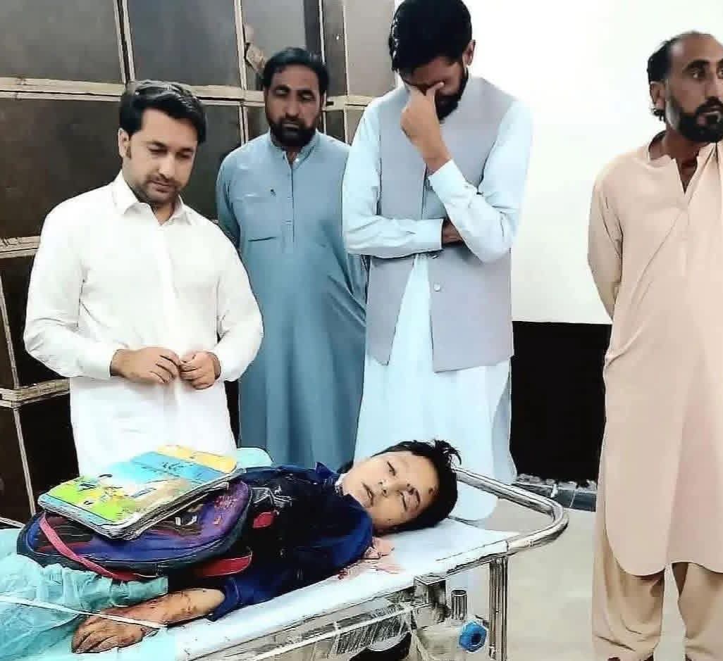 MiamiWaziri's tweet photo. باجوڑ کے ماموند شاہی تنگی میں مبینہ ڈرون حملے میں سکول سے گھر جا رہے دو معصوم بچے شہید ہو گئے۔
ان کمسن طالب علموں کا قصور کیا تھا؟ کیا اسکول کی وردی میں بچے بھی دہشت گرد ہیں؟
اس وحشیانہ قتل عام کی شدید مذمت کرتے ہیں، باجوڑ کے عوام کو تحفظ دیا جائے اور ذمہ داران کا حساب لیا جائے۔ https://t.co/IwkrMeexUZ