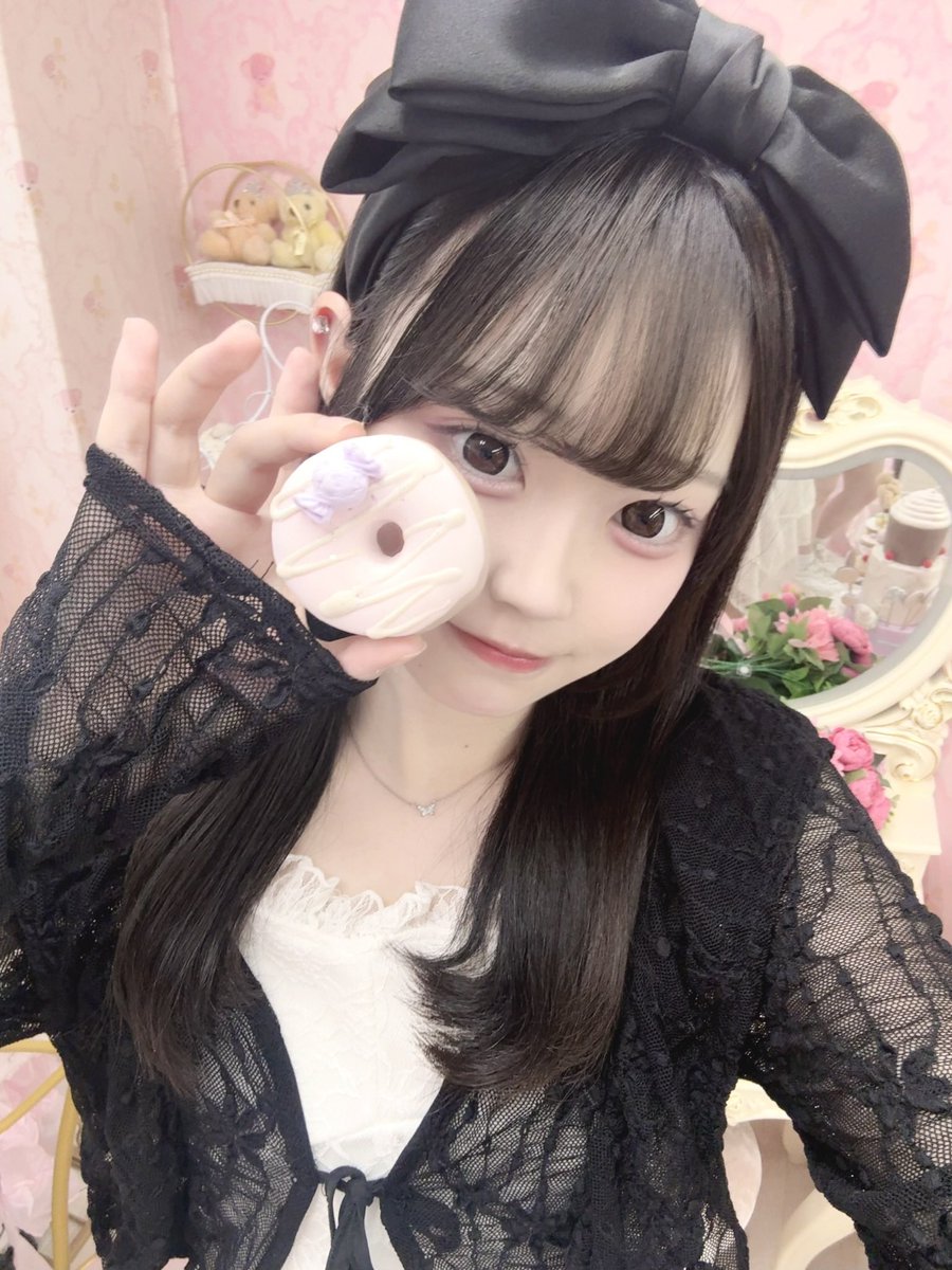 PiRiRi_kanon's tweet photo. ドーナツ頬張る恋の味 ♡ https://t.co/fvIjdDVIvQ