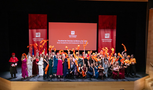 TSUnirioja's tweet photo. Ayer celebramos el acto de 🎓graduación de la Facultad de Ciencias Jurídicas y Sociales de @unirioja.
¡Enhorabuena a los graduados! Este día reconoce vuestro esfuerzo y os confía la bonita responsabilidad de ser protagonistas en una profesión que pone en el centro a las personas. https://t.co/HqnaluLBv7