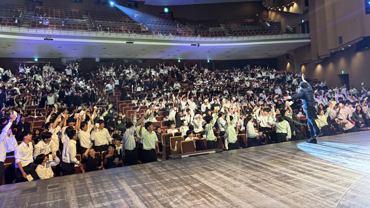 magiciandaiki's tweet photo. 今朝は和歌山県民文化会館様にて芸術鑑賞会WIZARD OF CIRCUS！和歌山県立北高等学校の皆様、TEAMパフォーマンスラボヒロポン様、はなまる様、TAIYO様楽しい時間をありがとうございました！この後は兵庫県神戸国際展示場様での第99回日本整形外科学会学術総会様でイリュージョン頑張ります！明日は来週東京で収録のテレビ朝日様、日本テレビ様の打ち合わせとリハーサル！またお知らせします！#マジシャン　#マジックショー