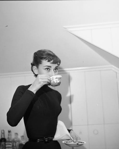 distractedfilm's tweet photo. HOLLYWOOD CUPPA:  

Its Audrey Hepburn.

cu https://t.co/PYJ0FFNWfV