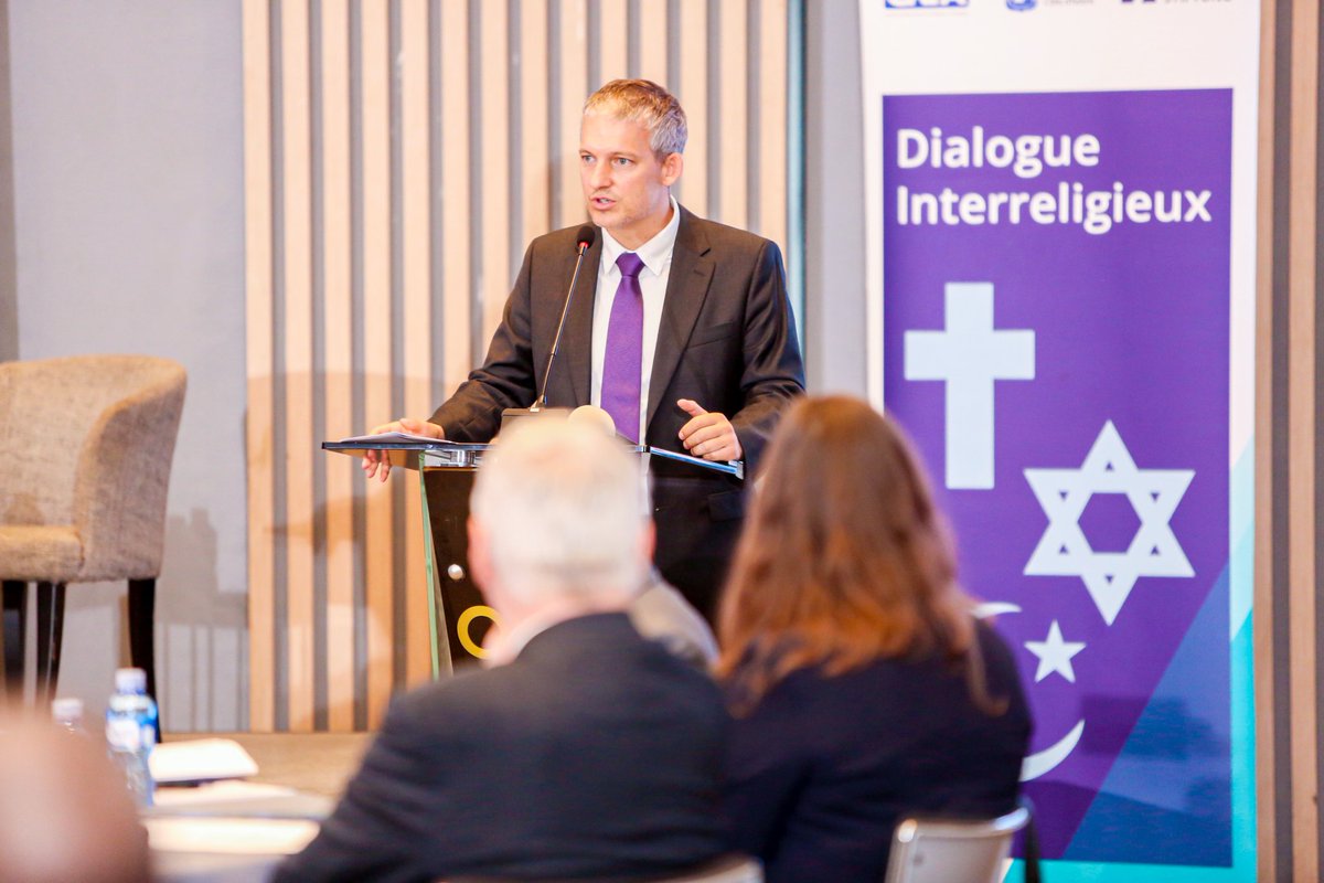 IsraelinCI's tweet photo. L’Ambassadeur d’Israël @Simon_Serr a eu l’honneur de participer à l’ouverture de la 9e édition du colloque sur le  Dialogue Interreligieux, organisée à Abidjan en partenariat avec la Fondation Konrad Adenauer @KAS_DialoguePol  et le Centre de Recherche Politique d’Abidjan 

Cette rencontre réunit durant deux jours des responsables religieux, des chercheurs et des acteurs institutionnels issus de différentes confessions  chrétienne, musulmane, juive et des religions traditionnelles  autour des défis contemporains liés à la cohésion sociale et au vivre-ensemble.

Cette année, les échanges portent notamment sur les enjeux de la désinformation, un phénomène qui alimente les tensions, fragilise les sociétés et met à l’épreuve les valeurs de paix, de tolérance et de respect mutuel.

À cette occasion, l’Ambassadeur d’Israël en Côte d’Ivoire, Simon Seroussi, a souligné l’importance du dialogue entre les communautés comme outil de prévention des divisions et de consolidation de la paix.

Nos remerciements au Grand Rabbin @MocheLewin , vice-président de la Conférence des rabbins européens, conseiller auprès du Grand Rabbin de France et vice-président de l’Amitié judéo-chrétienne de France, pour sa brillante et importante contribution à ce colloque.