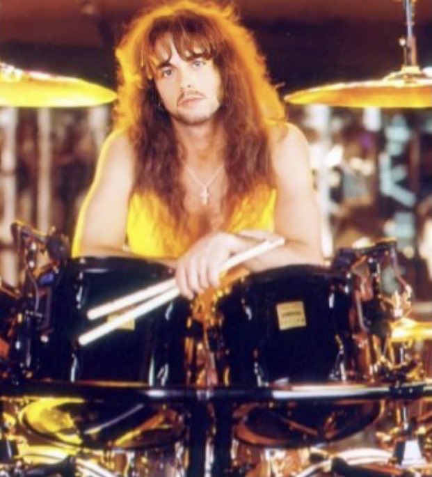 Yuuki_Megadeth's tweet photo. 今日は元MEGADETHのドラマーであったニック・メンザの命日です！MEGADETH全盛期の頃のメンバーだった彼！リアルタイムで悲報を聞きましたが本当にショックだったのを未だに覚えてます…

Rest In Peace… Nick Menza! 🙏 https://t.co/vyLHOOrAyS