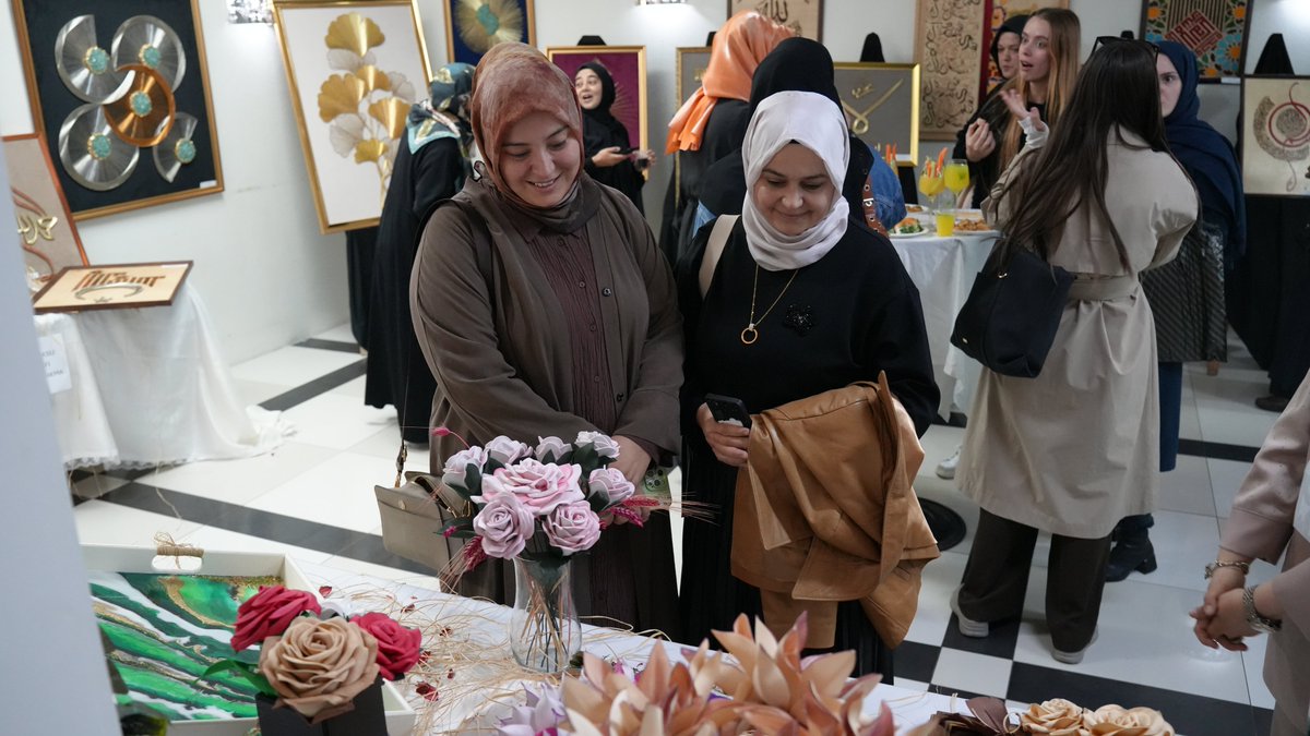 SakaryaKYGM's tweet photo. +3 gün boyunca ziyaretçilerini ağırlayacak olan sergimizde öğrencilerimizin ortaya koyduğu birbirinden değerli çalışmalar büyük beğeni topladı.

Emeği geçen tüm öğrencilerimizi ve eğitmenlerimizi tebrik ediyor, tüm misafirlerimizi sergimize bekliyoruz. 🌸 https://t.co/fpfeRqwAX7