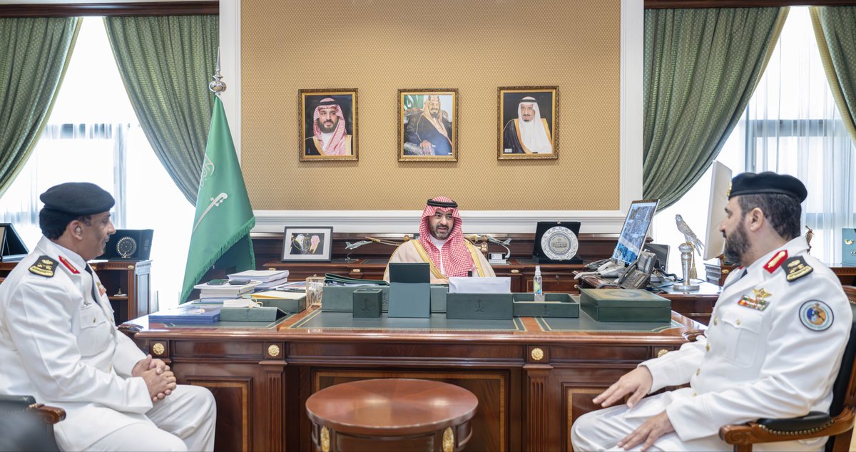 TabukPrincipal's tweet photo. سمو #نائب_أمير_منطقة_تبوك الأمير #خالد_بن_سعود بن عبدالله الفيصل بن عبدالعزيز يقلد قائد قاعدة حرس الحدود الساحلية الشمالية بالبحر الأحمر اللواء بحري حمود بن سعد العنزي رتبته الجديدة بحضور قائد حرس الحدود بالمنطقة اللواء بحري علي بن سعيد القحطاني https://t.co/1lP919YS3F