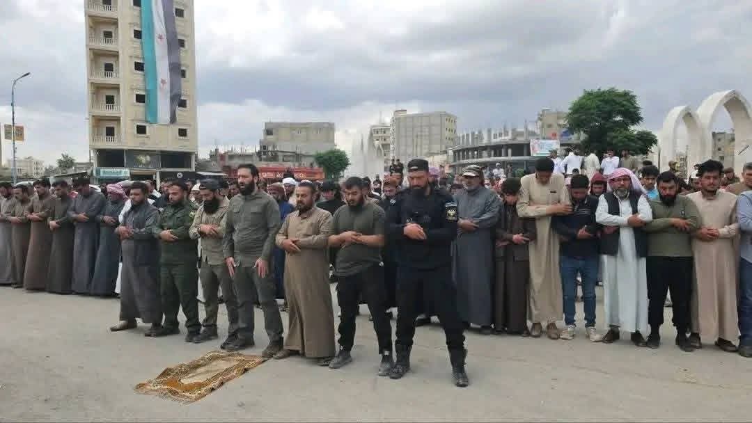 aboalamirb's tweet photo. يحدث فقط في سوريا الجديدة 💚💚
سوريا الحرة ✌️✌️
سوريا الكرامة 🇸🇾🇸🇾
المتظاهرون والأمن يصلّون سوية. 

قوى الأمن الداخلي السوري تؤدي صلاة الظهر مع المتظاهرين المحتجين على تسعيرة القمح الصادرة عن الحكومة.

وأبداً ما تغير شي 😅😅 https://t.co/dIHgekfFFW