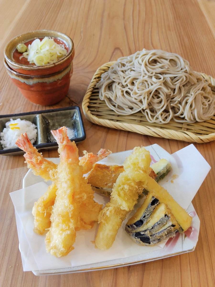 tsukijiyamano's tweet photo. 清白です🌿

5/22(金)
天ぷら盛り▶
車海老と野菜
ミニ天丼▶
小海老と新玉ねぎのかき揚げ

6月より定休日が木・金になりますが明日は通常通り営業しております😊
11:00～14:00
お待ちしてます🤗 https://t.co/H2kpzpgKtV