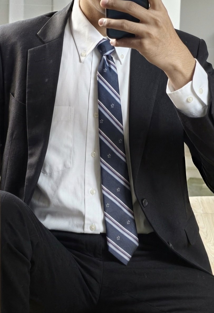 JohnMesuits's tweet photo. On occasion of buying a new tie, I immediately take some photos with it
----
Mới mua cà vạt mới liền chụp vài tấm với nó
#suit #tie #newtie https://t.co/LaFAcc8v58