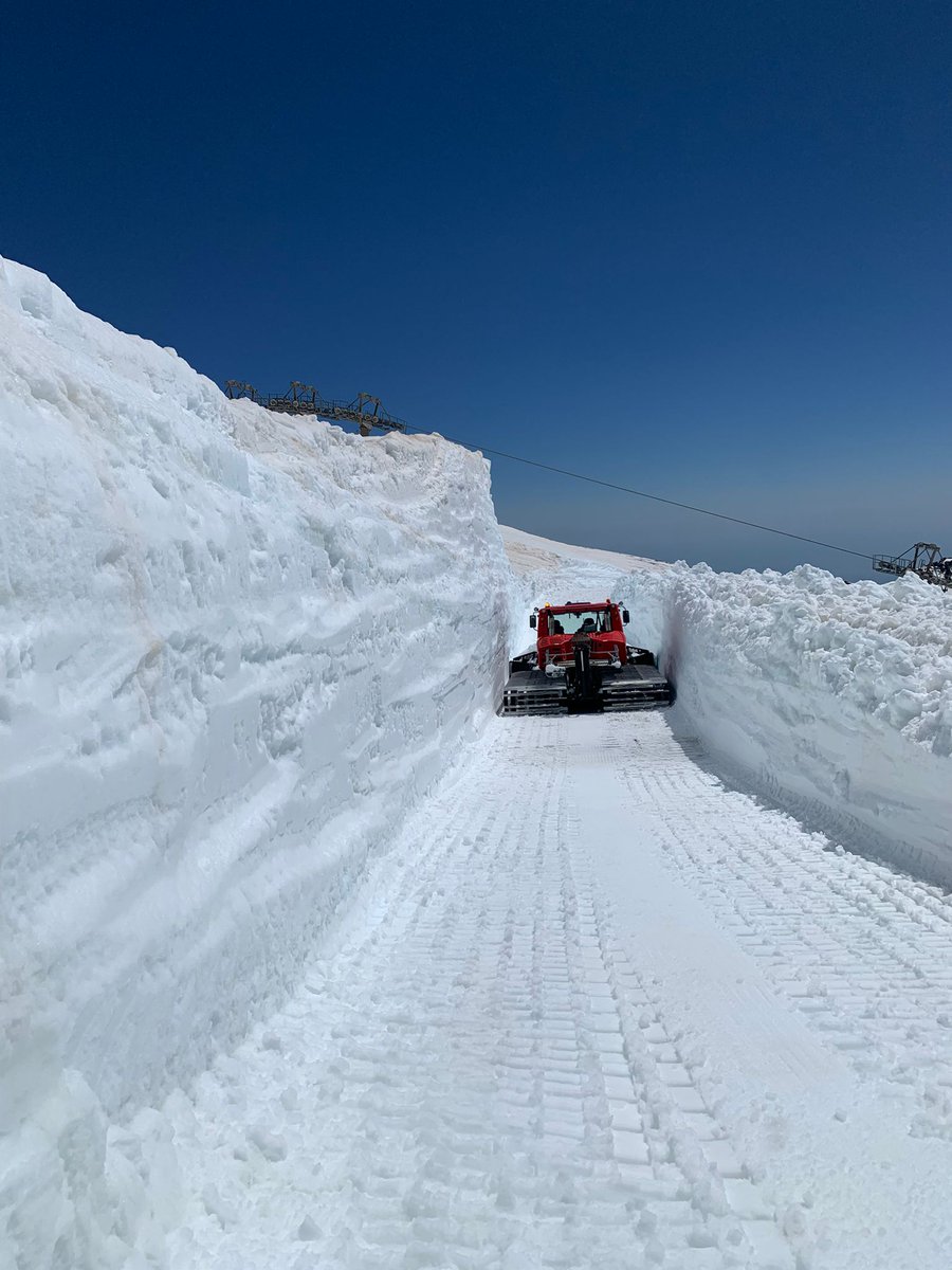 websierranevada's tweet photo. Impresionantes imágenes del corte de nieve en la superior de La Laguna ❄️
📸 20/05/2026 
#SierraNevada #Mayo2026 #LaguandelasYeguas https://t.co/91iJbU5dSB