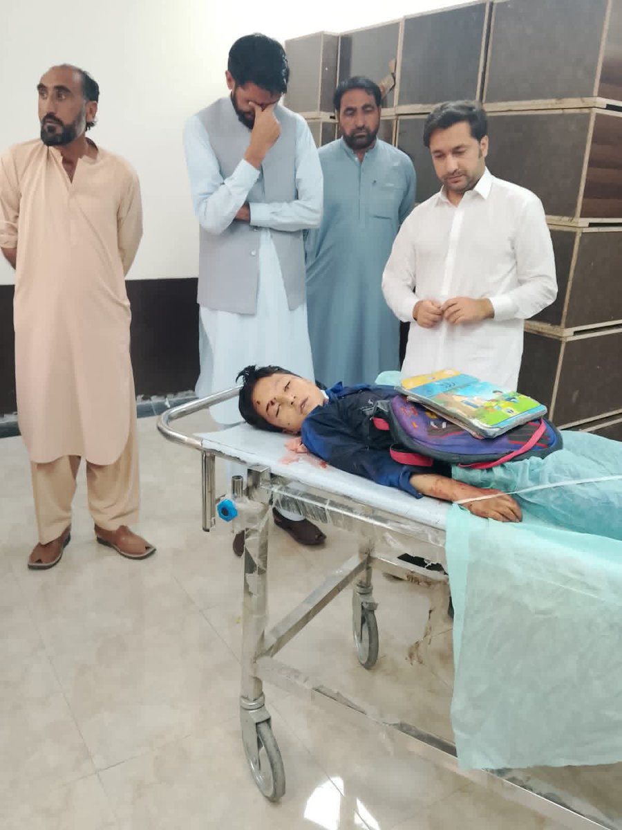 MuhammadP14275's tweet photo. @OfficialShehr کچھ تصویر بولتے نہیں ،چیختی ہیں ۔۔
سکول سے گھر جاتے ہویے ڈرون حملے کا شکار بچہ
#باجوڑ https://t.co/O6vcfDeeha