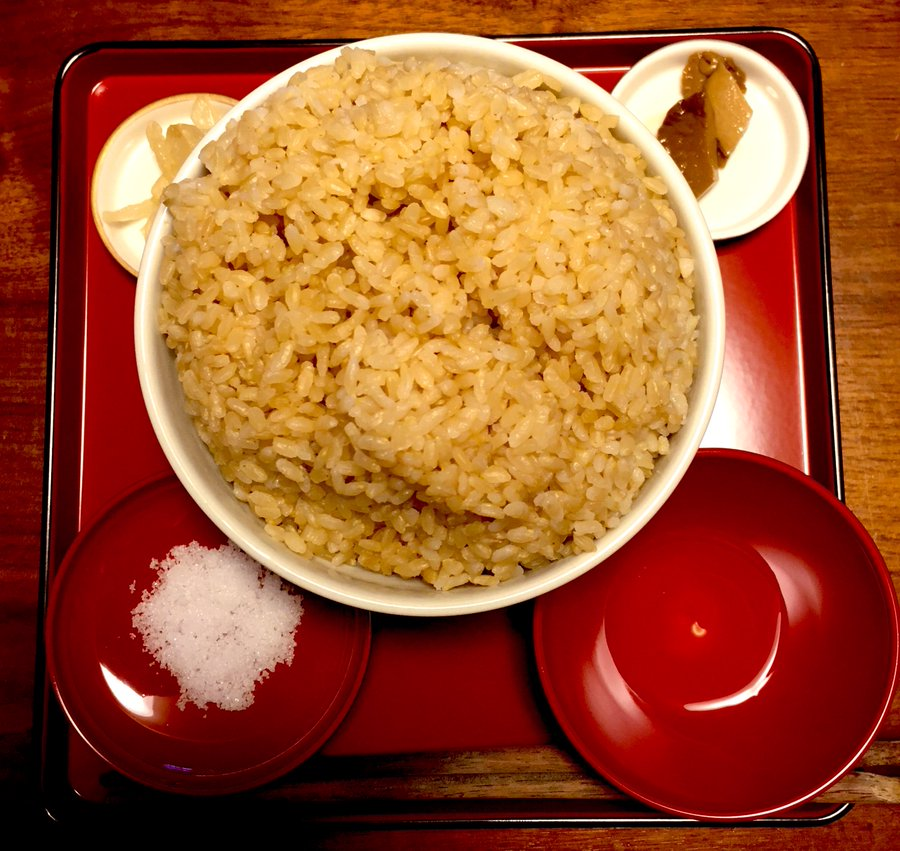 onshokukiko's tweet photo. 承久年間以前の武士の食卓
『世俗立要集』の第七項目「蔵人所瀧口ノマチザカナ」の配膳法を再現。

「待肴（マチザカナ）」というのは、儀式や行事が始まる当日、まだ客人が参着しないうちに、あらかじめ座席に用意しておく肴のこと。これらを味わったあとにそれらを下げて饗膳を供します。 https://t.co/Mc83vRE5UR