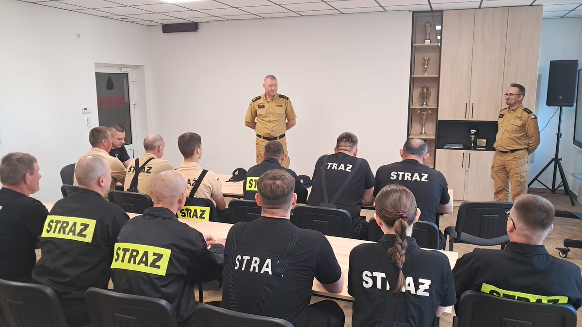 KKolno's tweet photo. W dniu dzisiejszym o godz 9:00, na świetlicy KP PSP w Kolnie, odbył się egzamin słuchaczy "Szkolenia strażaków kierujących działaniem ratowniczym OSP" - dowódców OSP. Przystąpiło do niego 33 druhów z pow. kolneńskiego. Wszyscy zaliczyli egzamin wiedzy pozytywnie. https://t.co/Zli3XncpBZ