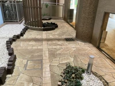 rectoweb2's tweet photo. マンションの一角にある中庭です。
数年分の雨や汚れが付着して汚れていました。
しっかり洗ってキレイになりました。
気持ちいい!
レクトプレス2025年5月号 https://t.co/LoXxvSWSLF