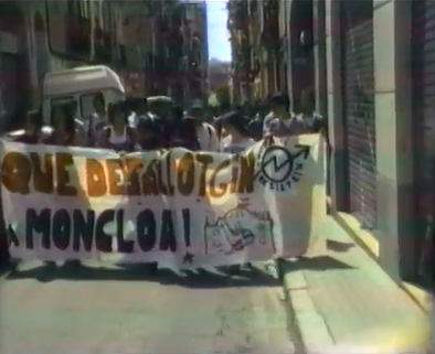 JoanCanela's tweet photo. Ara fa 29 anys, un grup de joves de Sants van okupar el que després s'anomenaria @SomCanVies 
Una cercavila antiespeculativa va recórrer els carrers del barri abans d'entrar en aquests locals, propietat de TMB i antiga seu sindical https://t.co/aTHDUxLChN