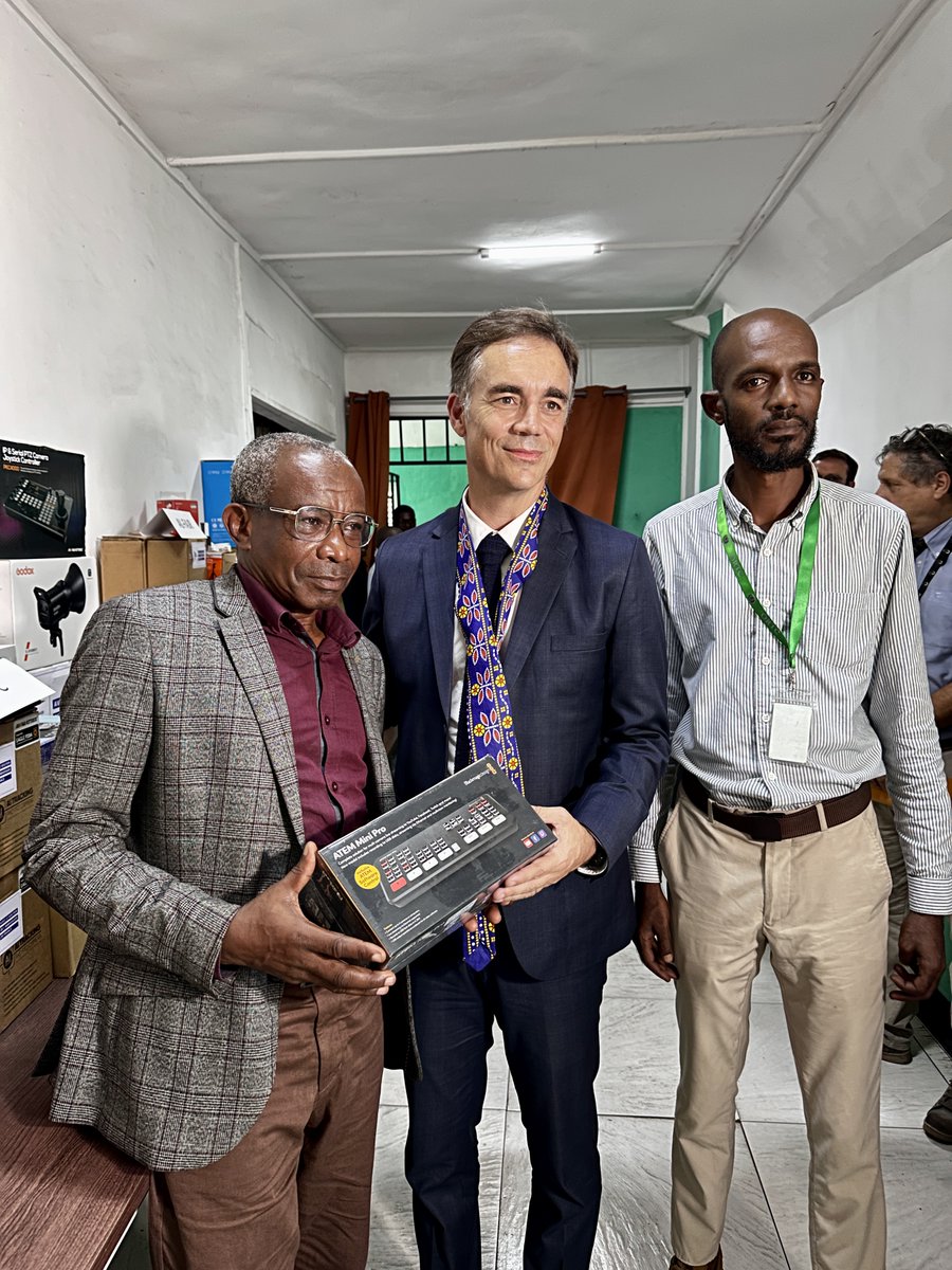 AmbaFrancekm's tweet photo. L’ambassadeur de France aux Comores, Étienne Chapon, a remis du matériel à la presse comorienne dans le cadre du projet « Jeunesse et Médias (JEM) »

Cette initiative soutient la transition numérique des médias et le renforcement des capacités des professionnels de l’information. https://t.co/4KtKOz10fY