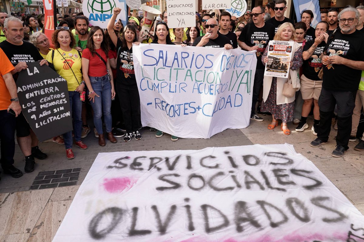 PODEMOS's tweet photo. Hoy @ionebelarra y @m_tere_perez han salido a las calles de Valencia junto al profesorado valenciano para decir basta a 16 años de precariedad de la educación pública valenciana.

Salarios dignos, menos recortes y ratios y más calidad educativa. https://t.co/tLUvkoXPGz