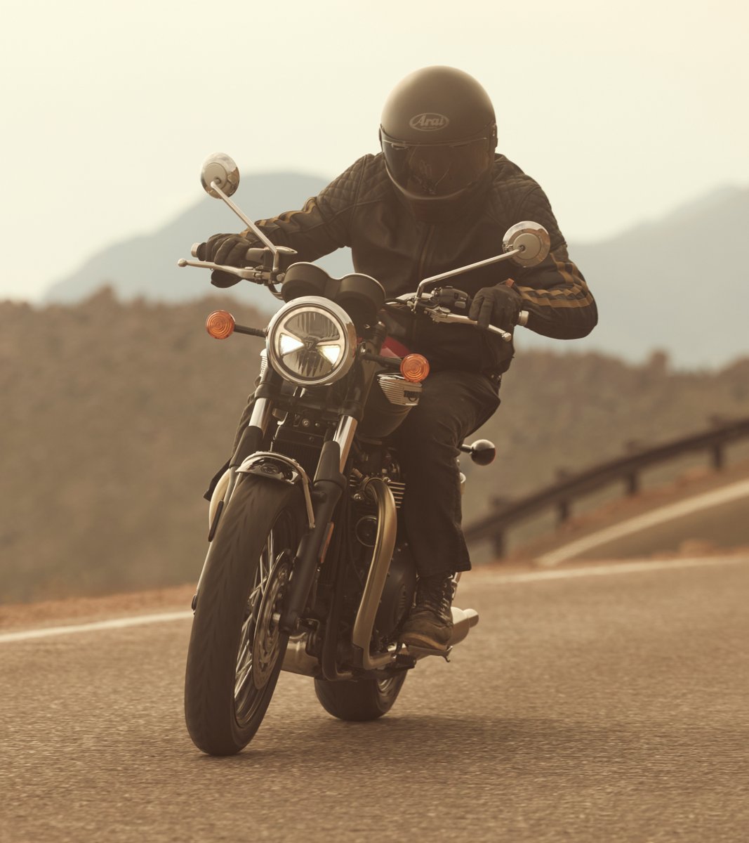 TriumphJapanKK's tweet photo. 【Bonneville T100】
何十年経っても、Bonnevilleのシルエットだとわかる。

Pure Bonneville——流行を追わず、ただ本物であり続けること。
削ぎ落とされた美しさの中に、Bonnevilleのすべてが宿っている。
乗ってみれば、その理由がわかる。

この一台に出会うために、すべてがある。
【トライアンフ オールラインアップフェア 開催中】2026.5.16（土）〜6.28（日）
お見積もりご依頼の方に、オリジナル ステンレスプレートをプレゼント。
詳しくはお近くの正規販売店へ。