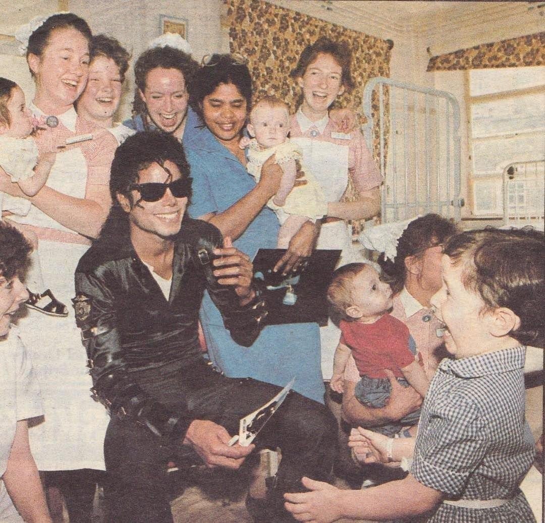 EOT94531228's tweet photo. Michael Jackson with the nurses at Great Ormond street hospital in London - July 13 1988 https://t.co/gVQavpFq6g