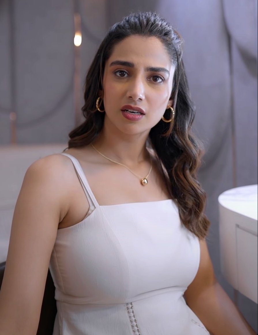 GetsCinema's tweet photo. #MeenakshiChaudhary - LOOKS STUNNING IN THIS OUTFIT - Next #Vrushakarma Film Arriving From Her. https://t.co/P6L3V35eAO